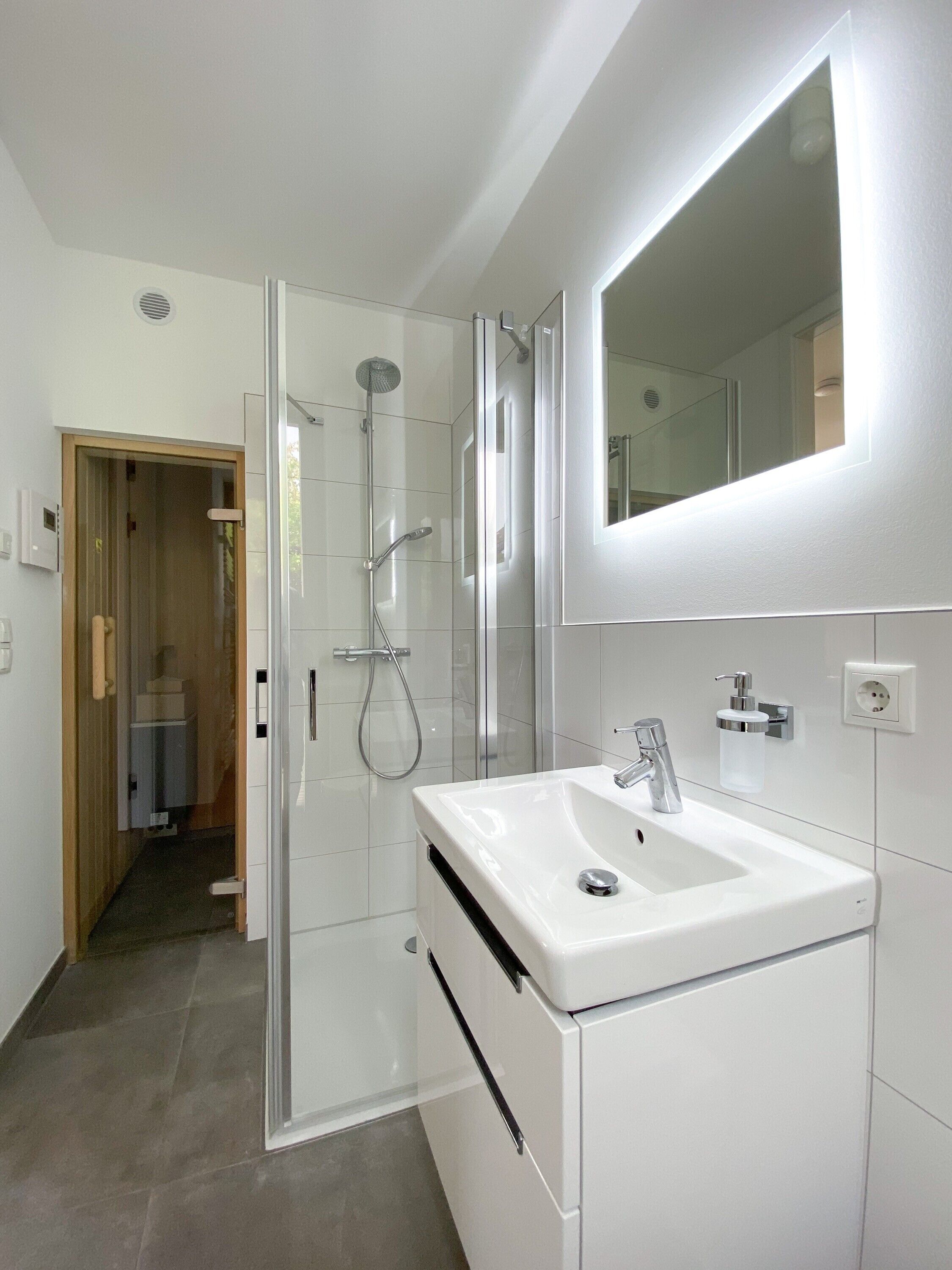 Shower, hair dryer, towels