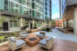 Terrace/patio - Amazing Ballard 1BR w/ W/D, BBQ & Gym, near Waterfront, by Blueground (Seattle)