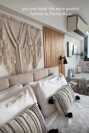 Escritorio, tabla de planchar con plancha, wifi gratis y ropa de cama 