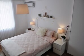 خزنة داخل الغرفة ومكتب ومكواة/لوح كي وسرير سفر