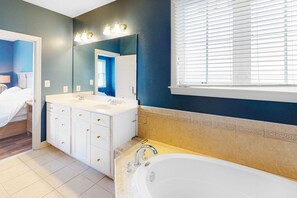 Towels - Side-by-side homes with bay views, resort pools, tennis, & gym - near beach (Ocean City)