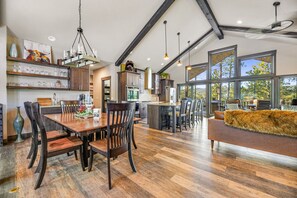 Dining - Luxury lodge with pool table, grill, breathtaking views, hot tub, firepit & WiFi (Sturgis)