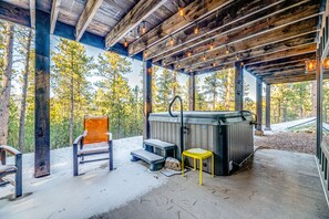Outdoor spa tub - Luxury lodge with pool table, grill, breathtaking views, hot tub, firepit & WiFi (Sturgis)