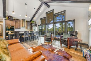 TV, fireplace - Luxury lodge with pool table, grill, breathtaking views, hot tub, firepit & WiFi (Sturgis)