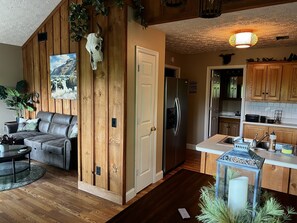 Smart-TV, DVD-spiller, bøker og filmbibliotek