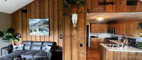 Téléviseur connecté, lecteur de DVD, livres, sélection de films