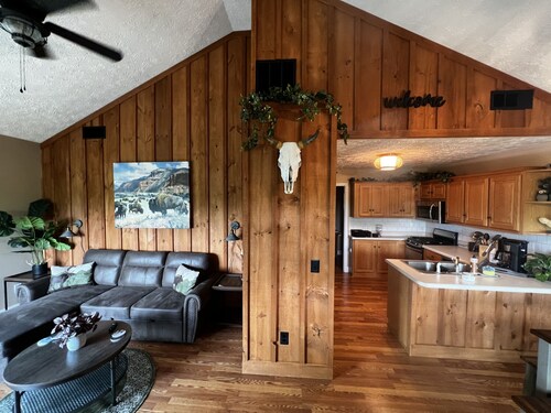 Rustic Getaway - Peaceful North GA Mountains - King Sized Bed