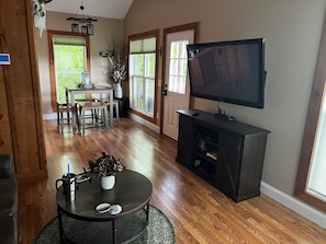 Smart-TV, DVD-Player, Bücher, Videothek