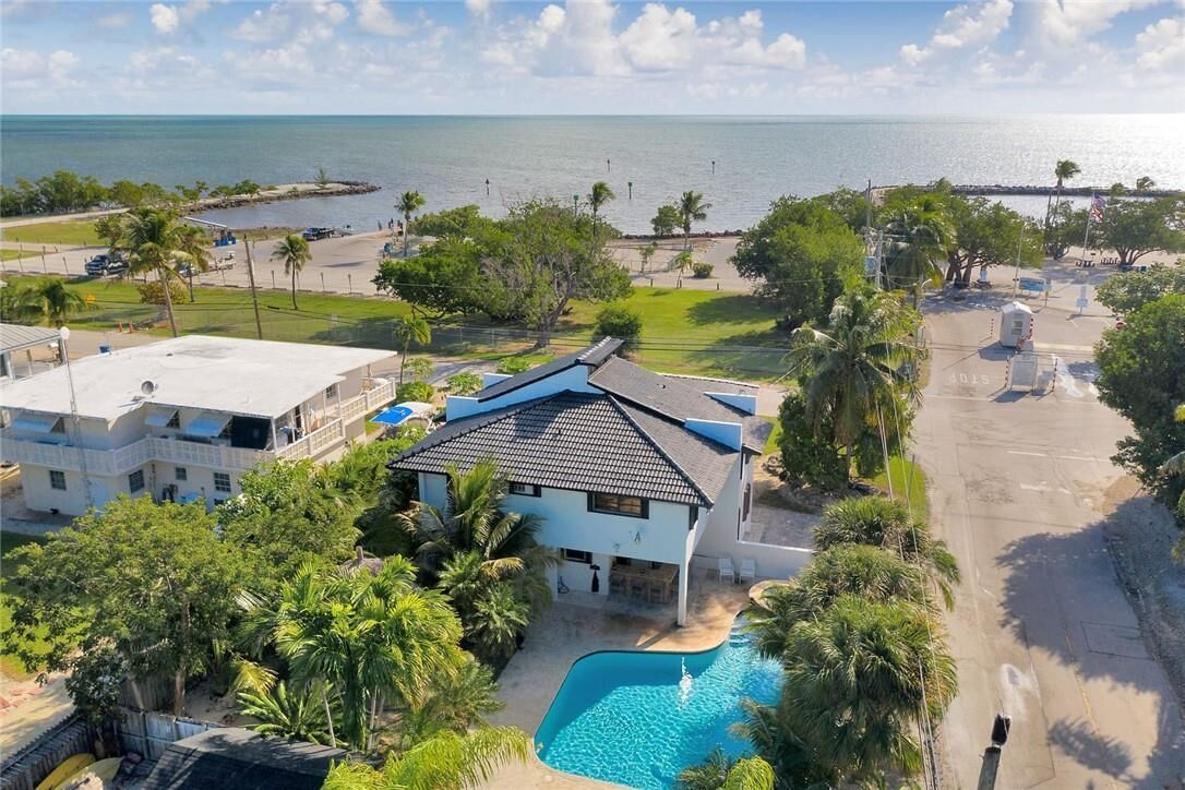 Beautiful house in front of the beach.