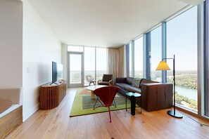 TV, table tennis, books - 32nd-floor Rainey St condo with stunning lakeview balcony, rooftop pool & gym (Austin)