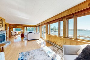 تلفزيون، مدفأة، كُتُب