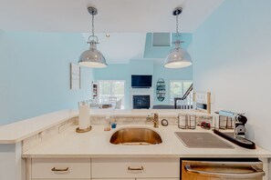 冰箱、微波炉、烤箱、炉灶