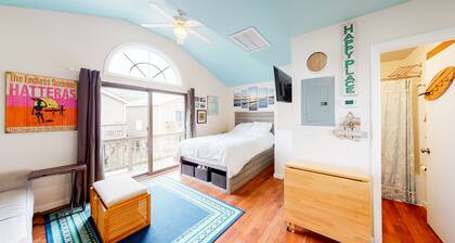 Oceanfront escape for two with fast WiFi, central AC, & easy beach access
