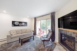 TV - Ski-in/ski-out condo near the slopes with pool, fast WiFi & garden-level patio (Warren)
