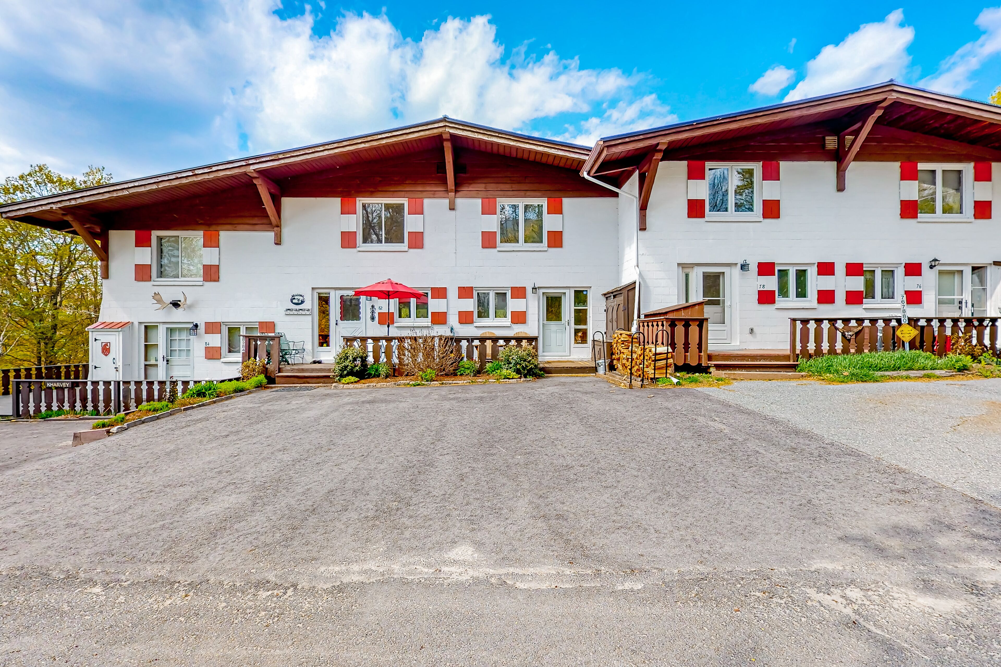 Spacious townhome with mountain view, deck, fireplace, & fast WiFi