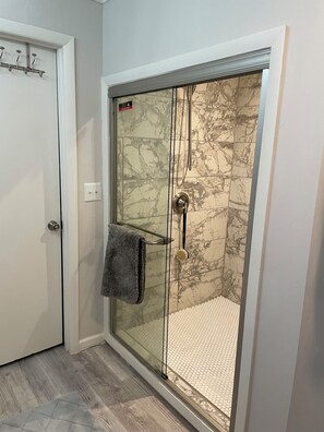 Dusche, Haartrockner, Handtücher, Toilettenpapier