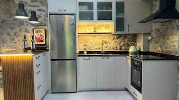 Een koelkast, een oven, een kookplaat, een vaatwasser