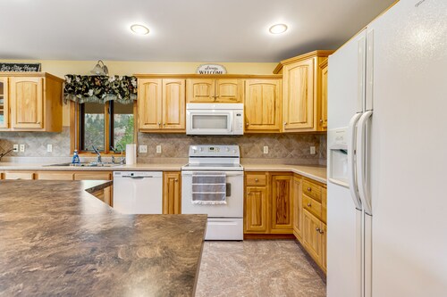 Large and attractive home w/WiFi, private washer and dryer, central AC, patio