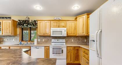 Large and attractive home w/WiFi, private washer and dryer, central AC, patio