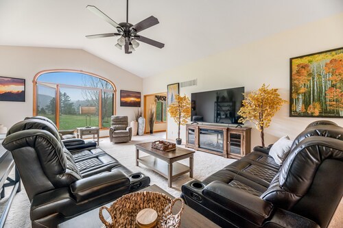 Large and attractive home w/WiFi, private washer and dryer, central AC, patio