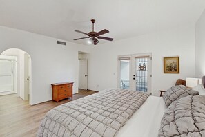 2 عدّة غرف نوم ومكواة/لوح كي وخدمة الإنترنت وملاءات أسرّة