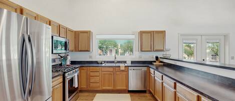 ثلاجة، ميكروويف، فرن، موقد طهي مسطح