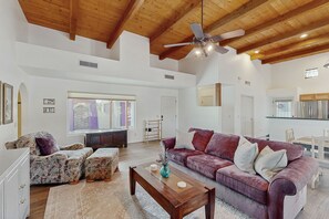 تلفزيون، مدفأة، كُتُب