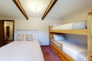 2 bedrooms, iron/ironing board, Internet, bed sheets