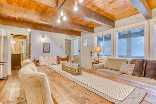 Serene condo with skiing, fireplace, mountainview, & washer/dryer