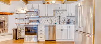 Serene condo with skiing, fireplace, mountainview, & washer/dryer