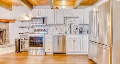 Serene condo with skiing, fireplace, mountainview, & washer/dryer