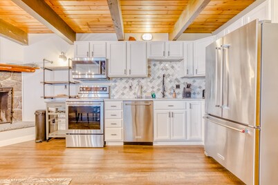 Serene condo with skiing, fireplace, mountainview, & washer/dryer