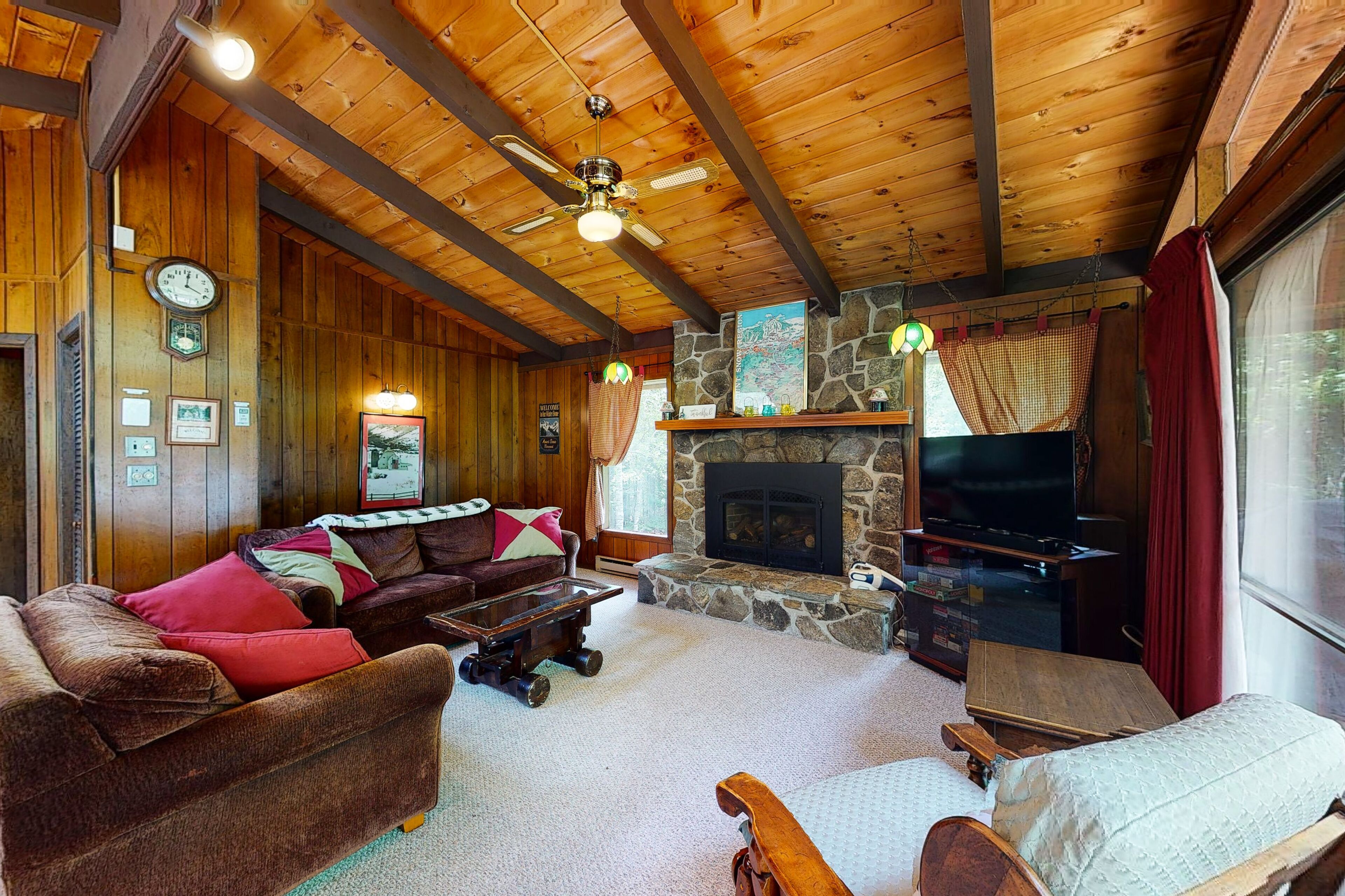 Cozy tree-lined cabin with large yard, firepit & deck - fast wifi & fireplace