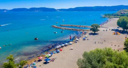 Golf course home with lake views, WiFi, deck & patio, shared pools & hot tub