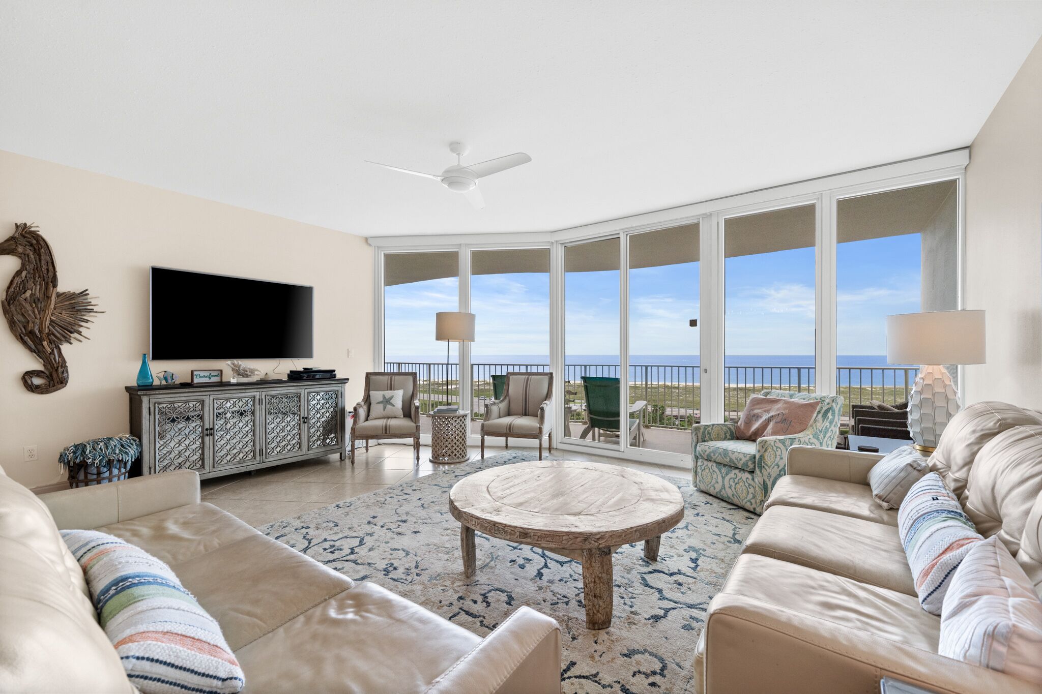 Een televisie, videogames, een dvd-speler en een tafeltennistafel