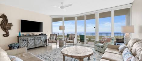 Een televisie, videogames, een dvd-speler en een tafeltennistafel