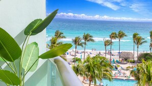 Ein Balkon mit Blick auf Strand und Meer.