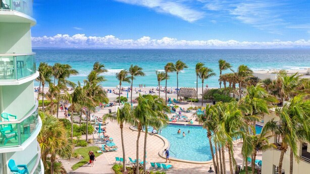 Ein Resort mit Pool, Strand und Meerblick.