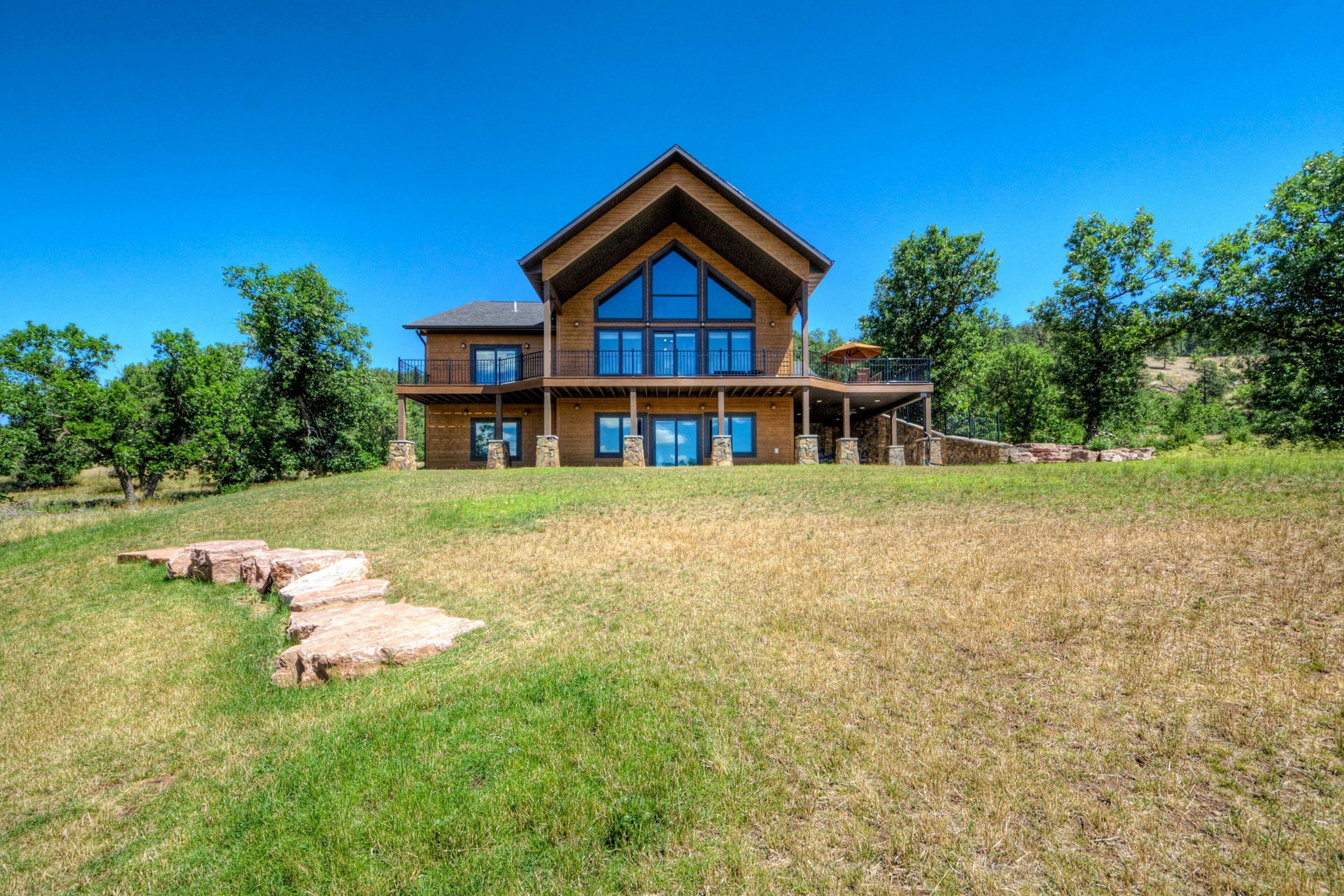 Mountain-view home w/private hot tub, natural gas grill & gas fireplaces
