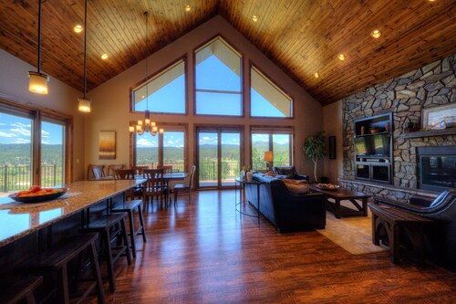 Mountain-view home w/private hot tub, natural gas grill & gas fireplaces