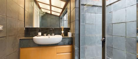 Combined shower/bathtub