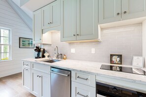 Een koelkast, een magnetron, een oven, een kookplaat