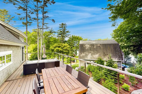 Brand new guest apartment with furnished deck, fast WiFi, dock, & water views