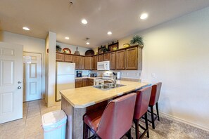 Refrigerador con freezer, microondas, horno, placa de cocina