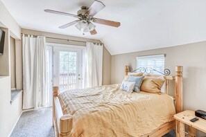 3 عدّة غرف نوم وخدمة الإنترنت وملاءات أسرّة