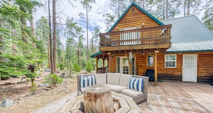 Rustic cabin in the woods - private Hot Tub, game room, Wifi, W/D, Fireplace