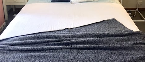 1 bedroom, desk, iron/ironing board, free WiFi