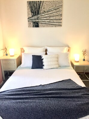 1 bedroom, desk, iron/ironing board, free WiFi - ⭐BROOKS⭐BFast,WiFi,Nflx⭐UberEats, Walk2Shop, (Norlane)