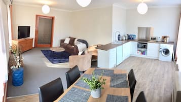 Smart TV, Netflix, books, streaming services