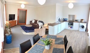 Smart TV, Netflix, books, streaming services - ⭐BROOKS⭐BFast,WiFi,Nflx⭐UberEats, Walk2Shop, (Norlane)